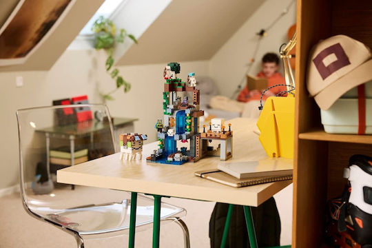 LEGO Minecraft Ghast Station for Ages 9+ 754 Pieces