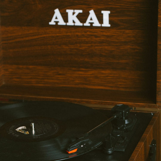 Akai Proffesional ATT-101 BT ATT-101 Βαλιτσάκι Πικάπ με Προενίσχυση και Ενσωματωμένα Ηχεία Καφέ