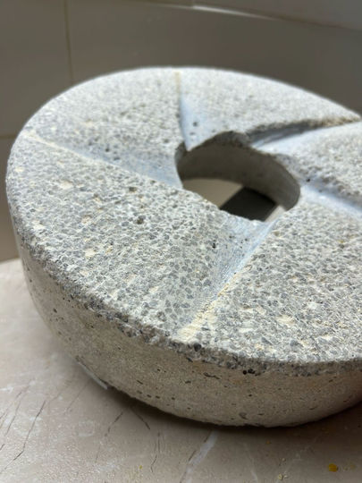Manual Grain Mill 30 Cm Natural Quartz Millstones Wooden Base Wheat Corn Rice Flour Grinder Hand Crank Greece Mill