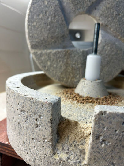 Manual Grain Mill 30 Cm Natural Quartz Millstones Wooden Base Wheat Corn Rice Flour Grinder Hand Crank Greece Mill