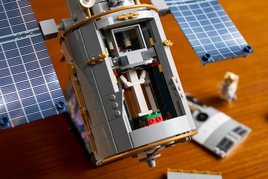 LEGO Icons Hubble Space Telescope for 18+ Years 1252 Pieces