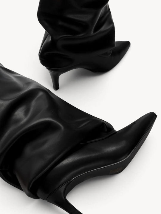 Schwarze Damenstiefel mit Falten und spitzem Abschluss