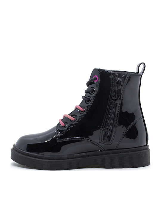 Kinderstiefel aus Lackleder mit schwarzen Schnürsenkeln