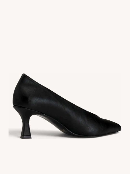 Schwarze Matte Pumps mit Kitten-Heel und spitzer Zehenpartie