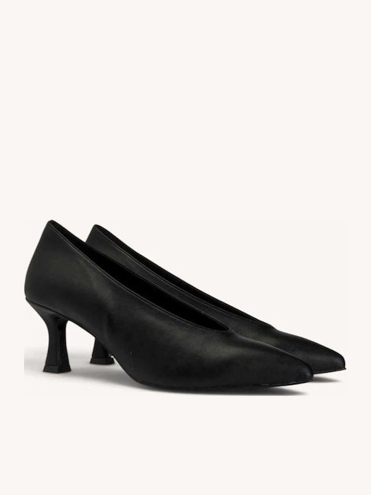 Schwarze Matte Pumps mit Kitten-Heel und spitzer Zehenpartie
