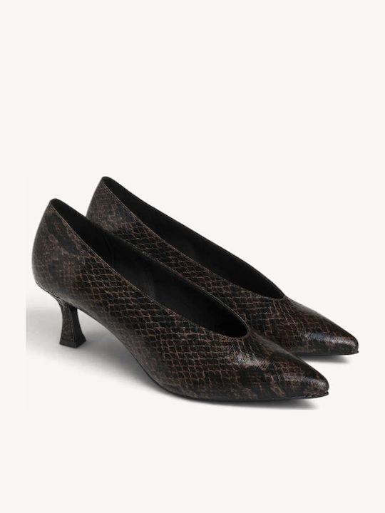Braune Pumps mit Schlangenprint und kleinem Pfennigabsatz, spitze Zehenpartie