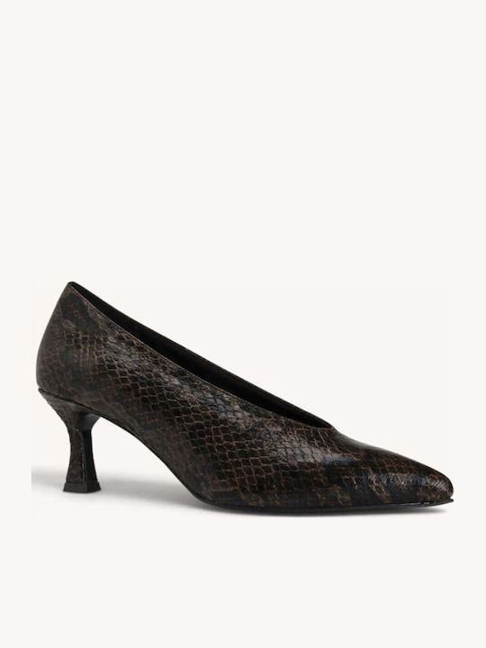 Braune Pumps mit Schlangenprint und kleinem Pfennigabsatz, spitze Zehenpartie