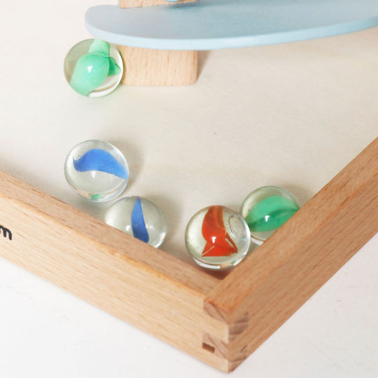 Babyspielzeug aus Holz mit Geräuschen