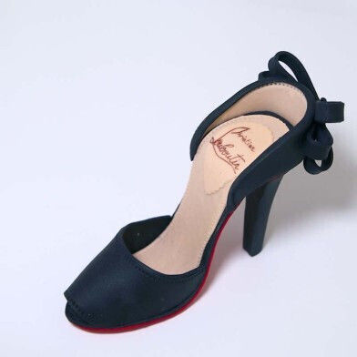 Louboutin Stil Pumps mit Schleife hinten Requisiten Papier 5x14cm ededa98a4a10
