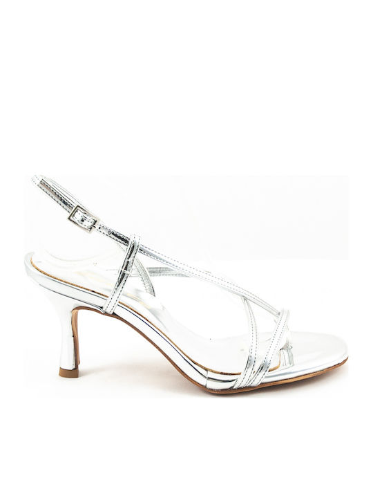 Sandalen aus Lackleder Silber