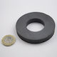 Magnet Scheibe Φ70x10x32mm Bohrung Ferrit Haftkraft 5,5kg