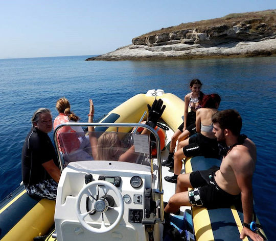 8ωρο Σκάφος Απόμερες Ακτές Μπάνιο +σνακ 8 Άτομα