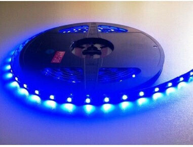 Bandă LED Impermeabilă 24V Lumină Albastră Tip SMD3528 cu Sursă de Alimentare