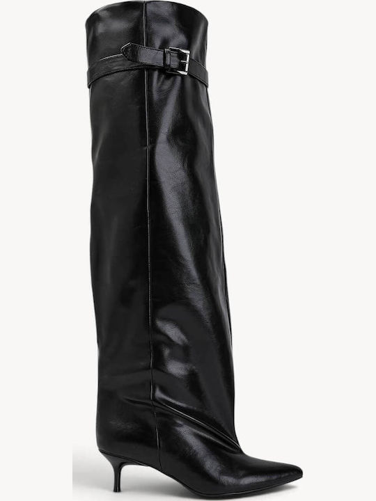 Schwarze Damenstiefel mit Gürtel an der Rumpf Ü...