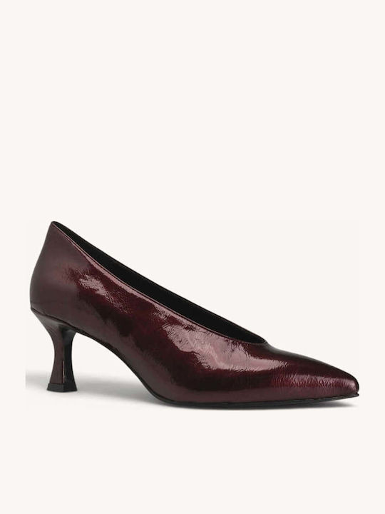 Bordeauxfarbene Pumps aus Lackleder mit Kitten-Heel-Absatz und spitzer Zehenpartie